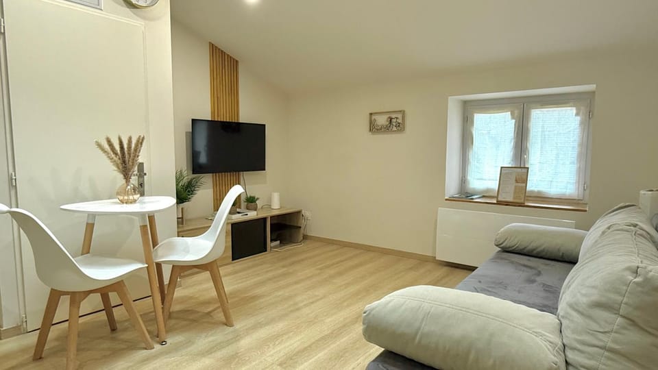 TV and multimedia, Living room, Seating area, Dining area, heating, internet
