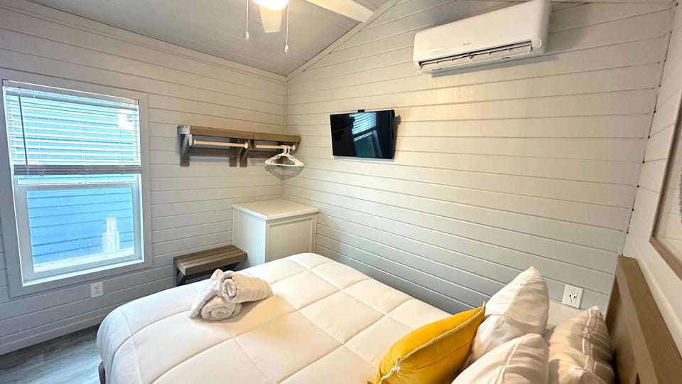 Bed, TV and multimedia, Photo of the whole room, Bedroom, air conditioner