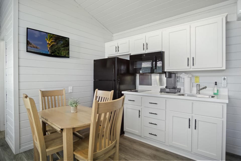Coffee/tea facilities, Kitchen or kitchenette, Dining area