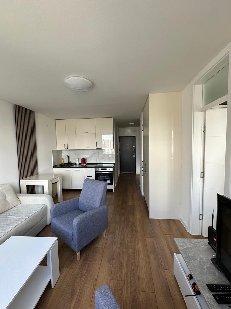 TV and multimedia, Kitchen or kitchenette, Living room, Seating area, Dining area