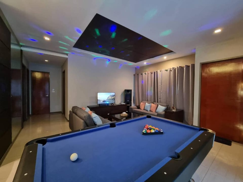 Communal lounge/ TV room, Billiard, Game Room, TV and multimedia, Living room, Seating area, Evening entertainment