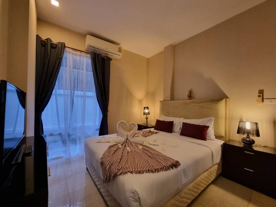 Bed, TV and multimedia, Photo of the whole room, Bedroom
