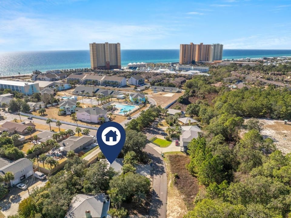 Beachcombers Nook, Firepit, yard, Sleeps 8, Walk to Beach House in Panama City Beach