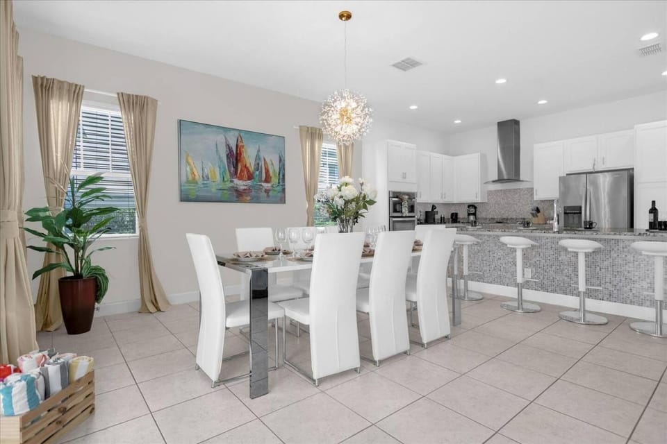 Kitchen or kitchenette, Dining area