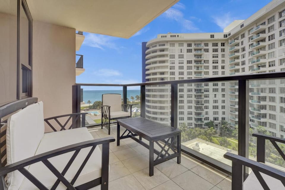 Cozy Oceanfront Beach Service 917 Apartment in Miami Beach