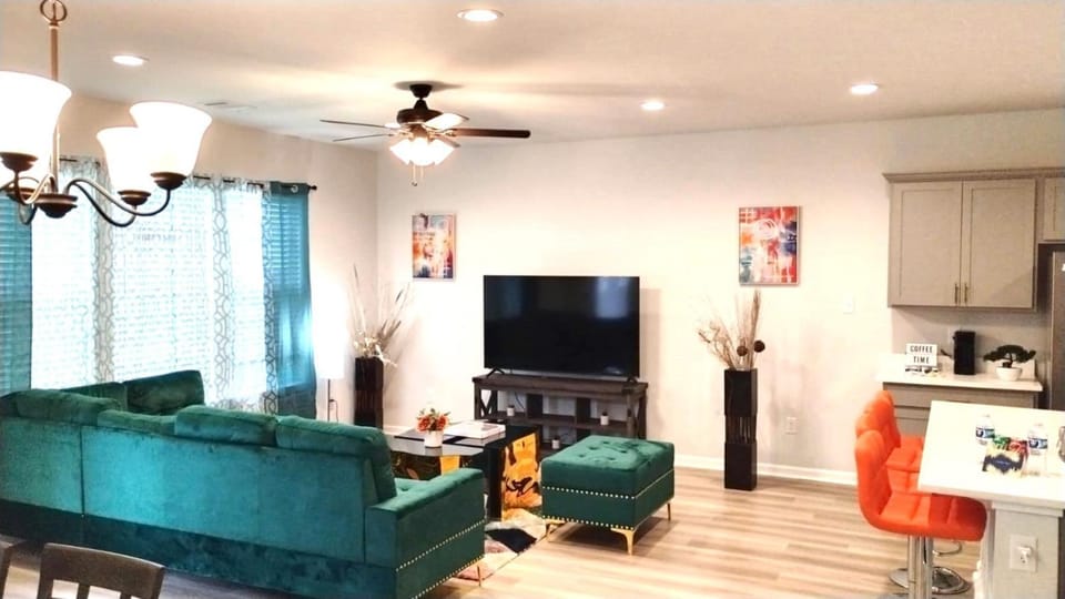 Communal lounge/ TV room, TV and multimedia, Kitchen or kitchenette, Living room, Seating area