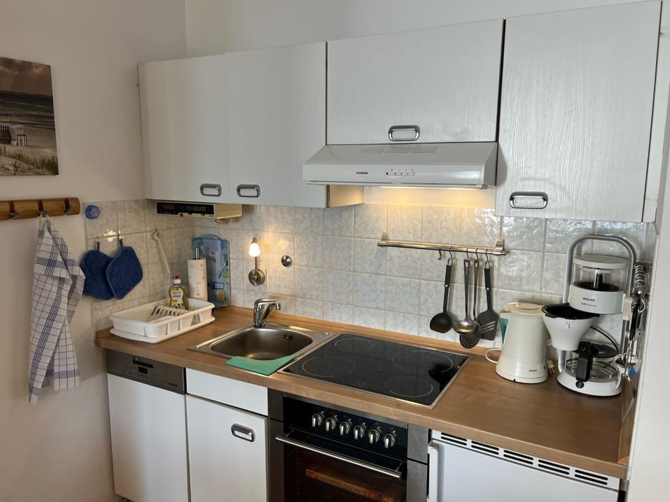 Coffee/tea facilities, Kitchen or kitchenette, dishwasher, stove, toaster