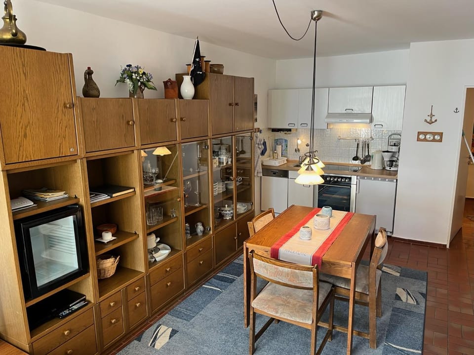 Kitchen or kitchenette, Dining area, minibar, oven, stove
