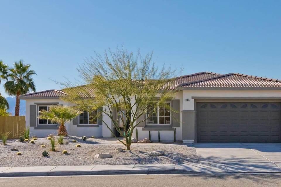 Ridge Overlook Stunning Mountain Views House in Desert Hot Springs