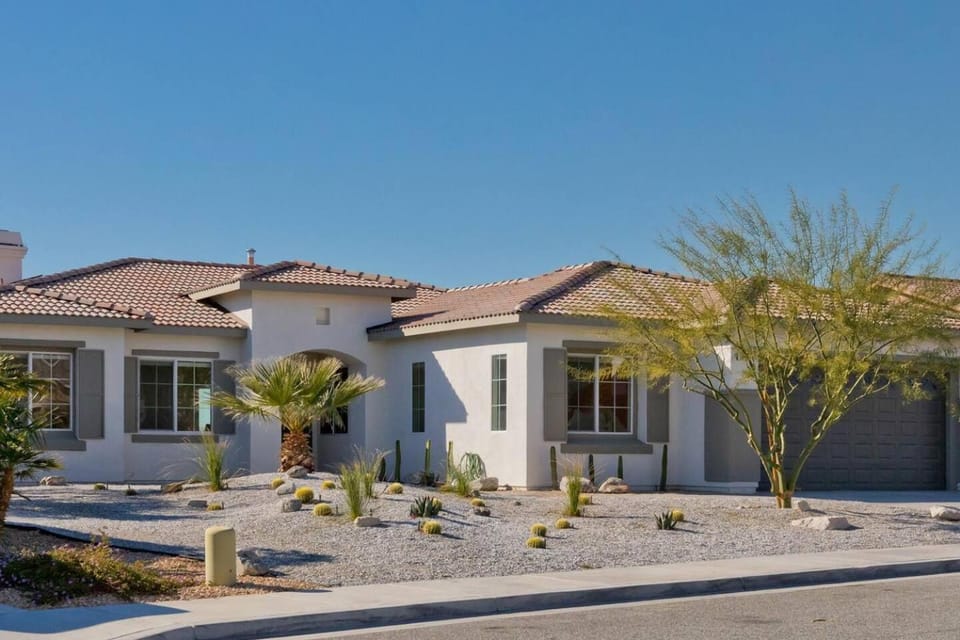 Ridge Overlook Stunning Mountain Views House in Desert Hot Springs