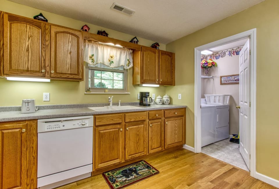 Kitchen or kitchenette, dishwasher, toaster, kitchen