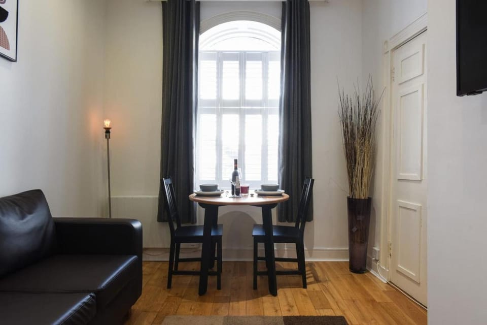 Air Maison - Charming 1-Bedroom Flat in Historic Old Portsmouth Apartment in Portsmouth