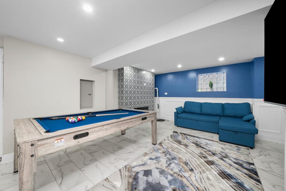Gorgeous 5 BR Gem with Games House in Chicago