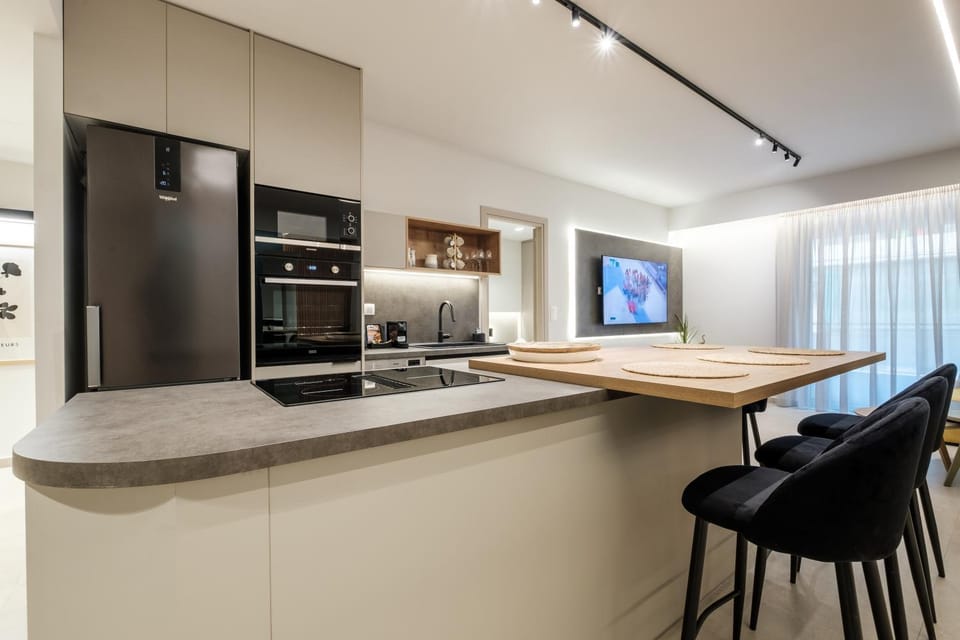 TV and multimedia, Kitchen or kitchenette, Dining area, oven, stove