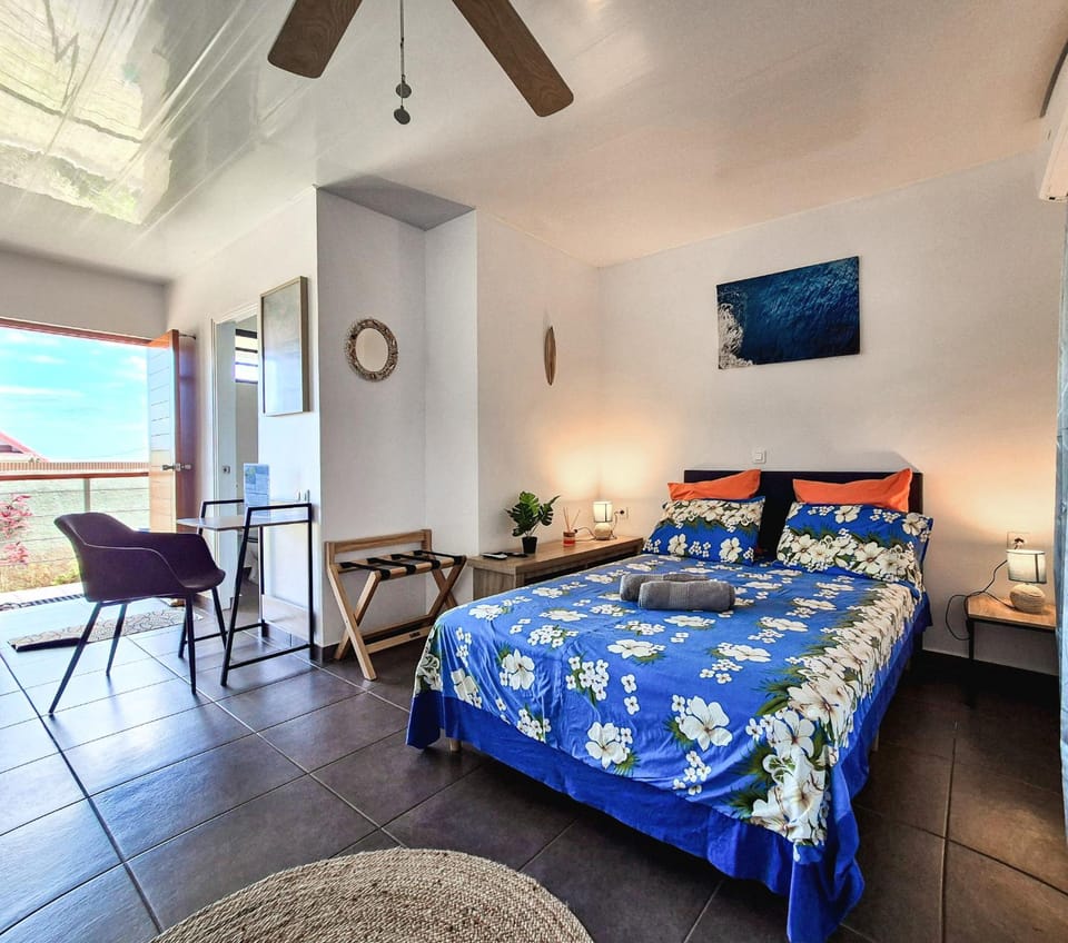 Bed, TV and multimedia, Living room, Photo of the whole room, Seating area, Dining area, Bedroom