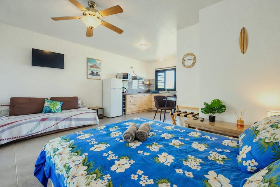 Communal lounge/ TV room, Bed, TV and multimedia, Kitchen or kitchenette, Photo of the whole room, Dining area, Bedroom