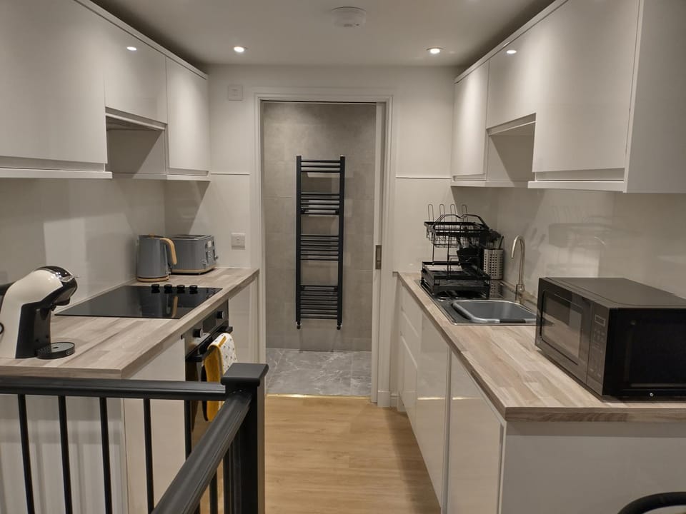 Coffee/tea facilities, Kitchen or kitchenette, oven, stove, toaster