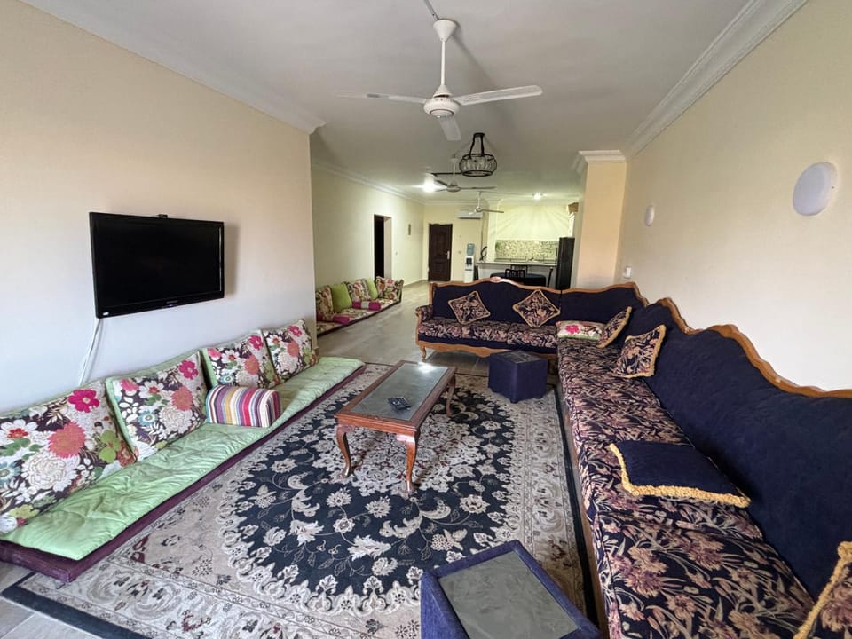 Communal lounge/ TV room, TV and multimedia, Living room, Seating area, Evening entertainment