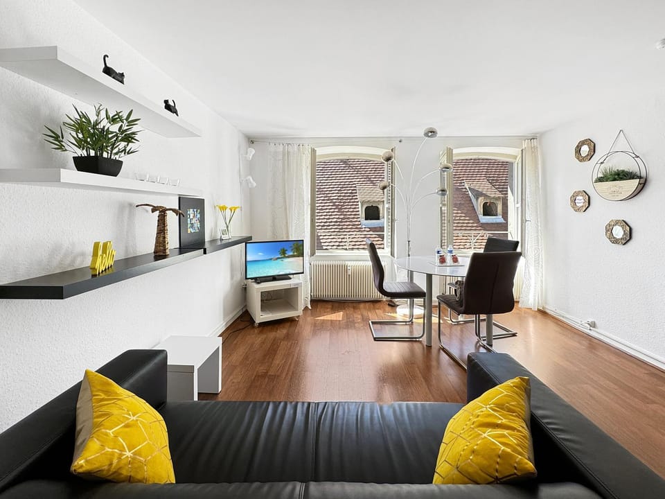 TV and multimedia, Seating area, Dining area