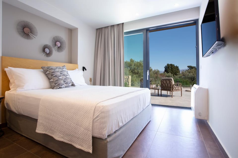 Bed, TV and multimedia, View (from property/room), Balcony/Terrace, Bedroom