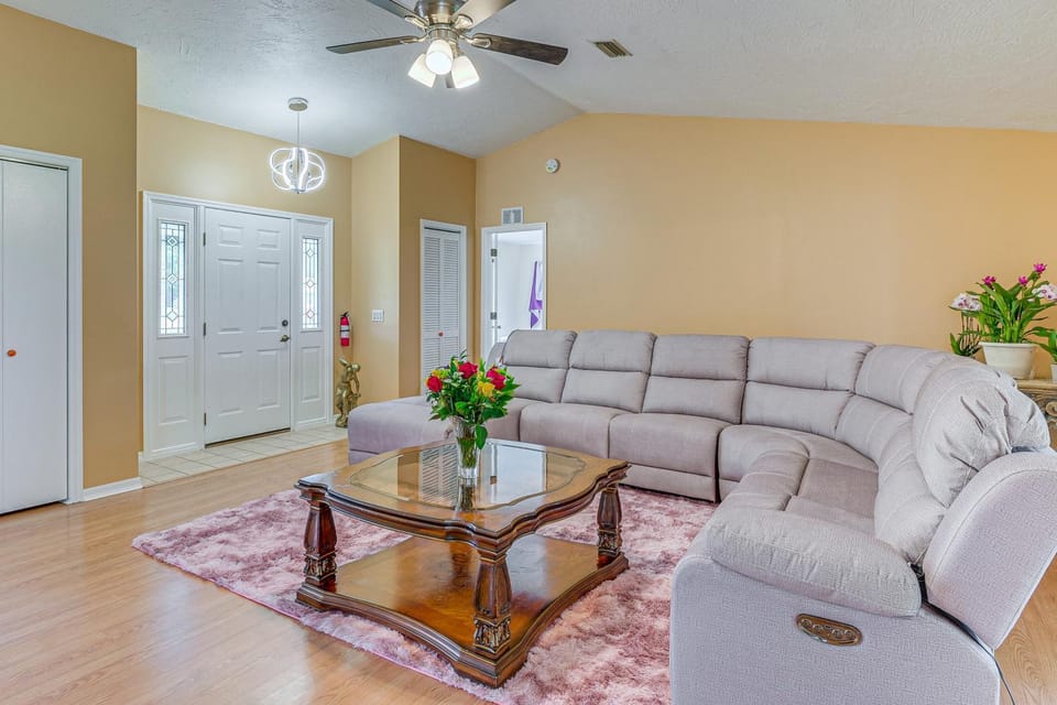 11 Mi to Dtwn: Ocala Home w/ Screened-In Lanai! House in Florida