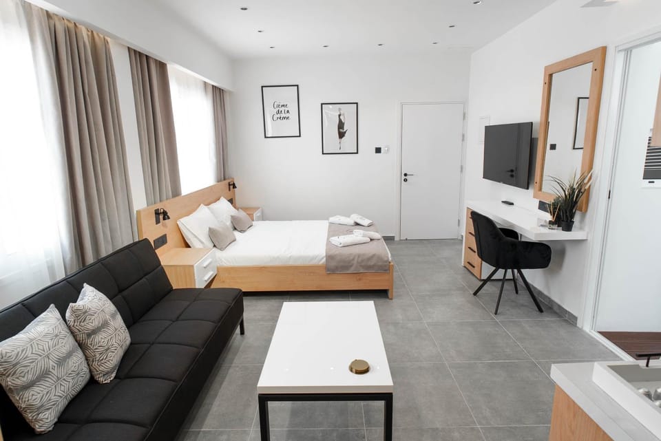 Bed, TV and multimedia, Living room, Photo of the whole room, Seating area, Bedroom