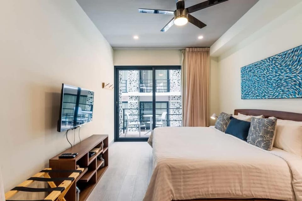 Bed, TV and multimedia, Photo of the whole room, Bedroom