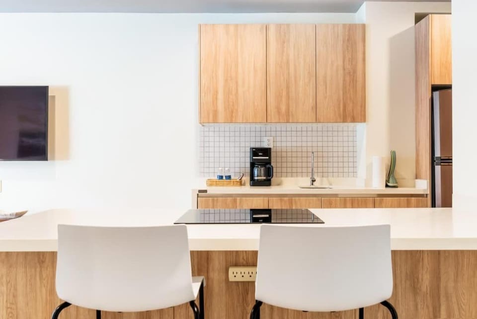 Coffee/tea facilities, Kitchen or kitchenette, Dining area, stove