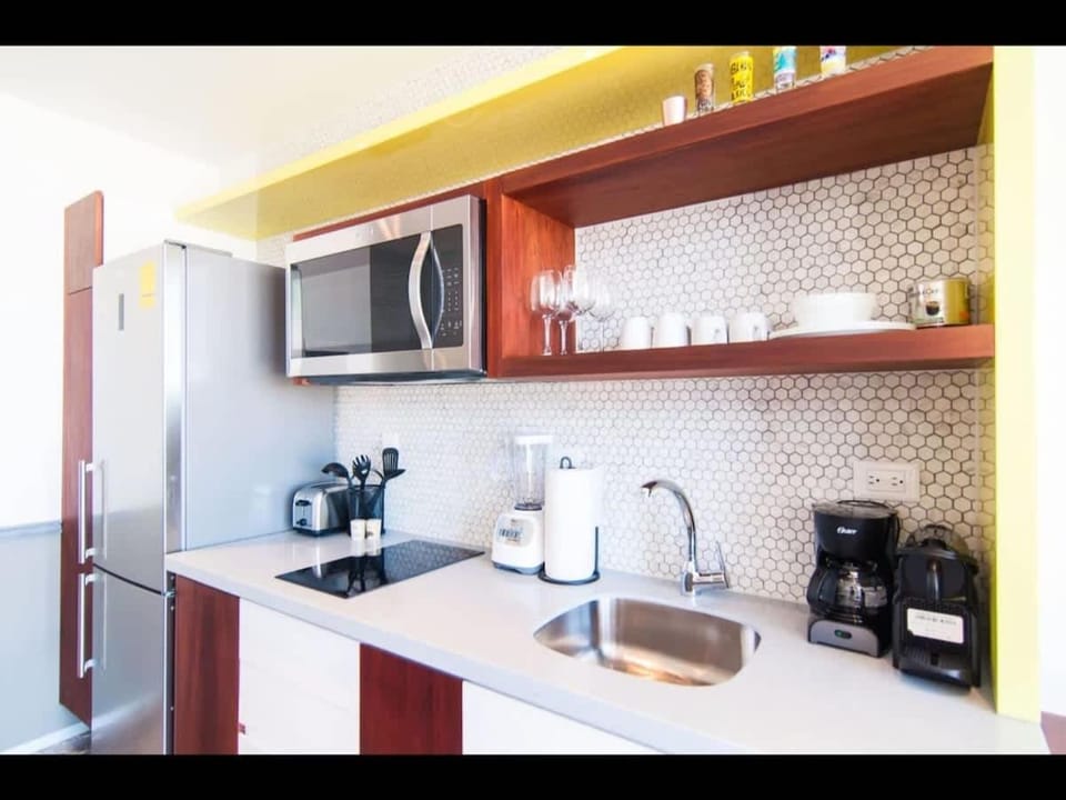 Coffee/tea facilities, Kitchen or kitchenette, stove