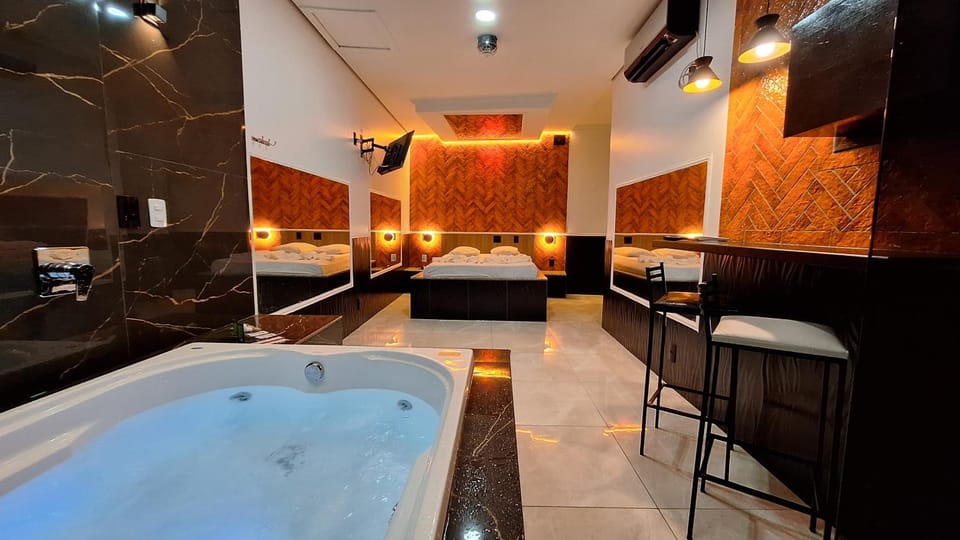 Bed, Hot Tub, Photo of the whole room, Bedroom