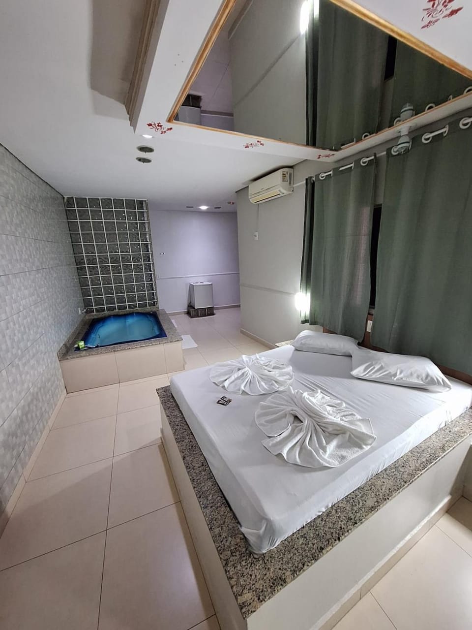 Bed, Bathroom, Photo of the whole room, Bedroom, towels