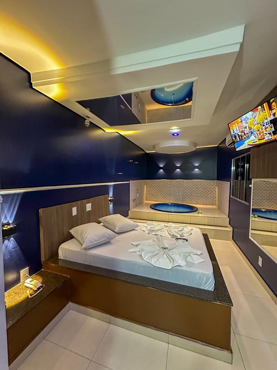 Bed, TV and multimedia, Photo of the whole room, Bedroom, towels
