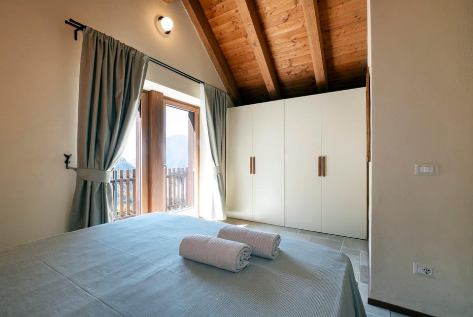 Bed, Photo of the whole room, Bedroom, internet, towels, wardrobe