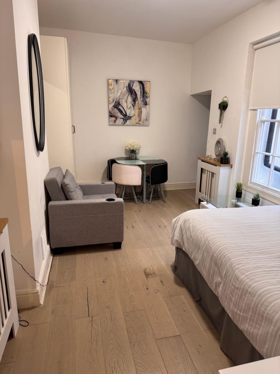 Bed, Photo of the whole room, Seating area