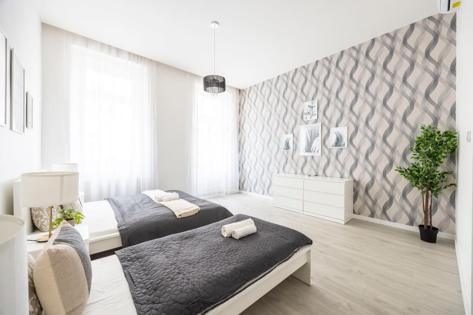 Bed, Photo of the whole room, Seating area, Bedroom, towels