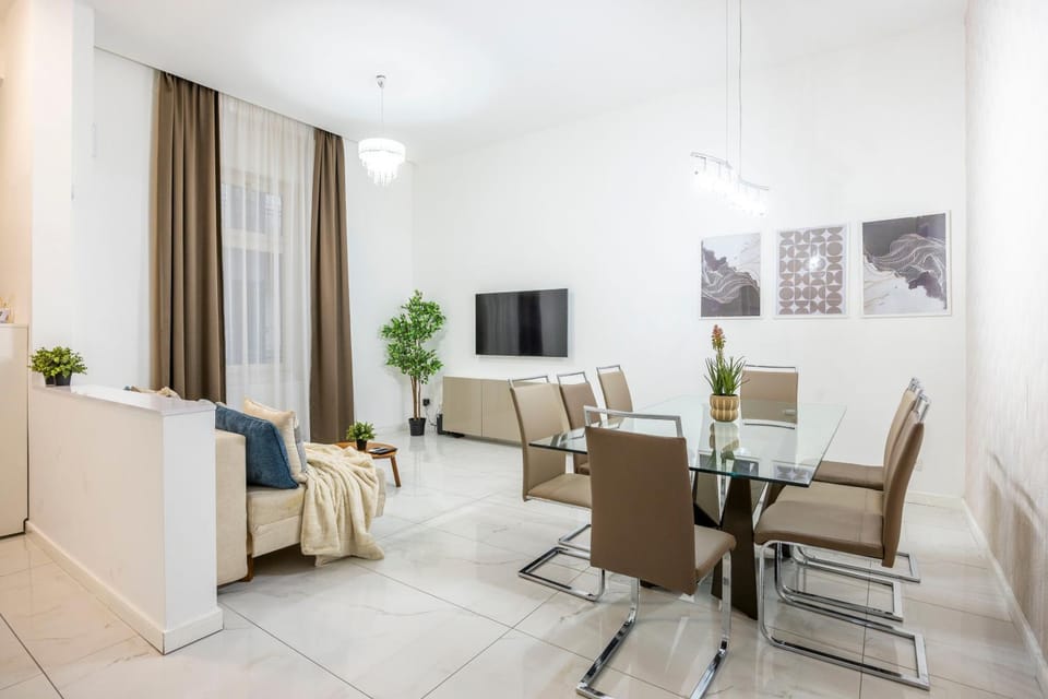 TV and multimedia, Living room, Seating area, Dining area