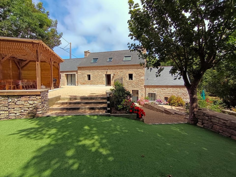 Property building, Spring, View (from property/room), Dining area, Garden view
