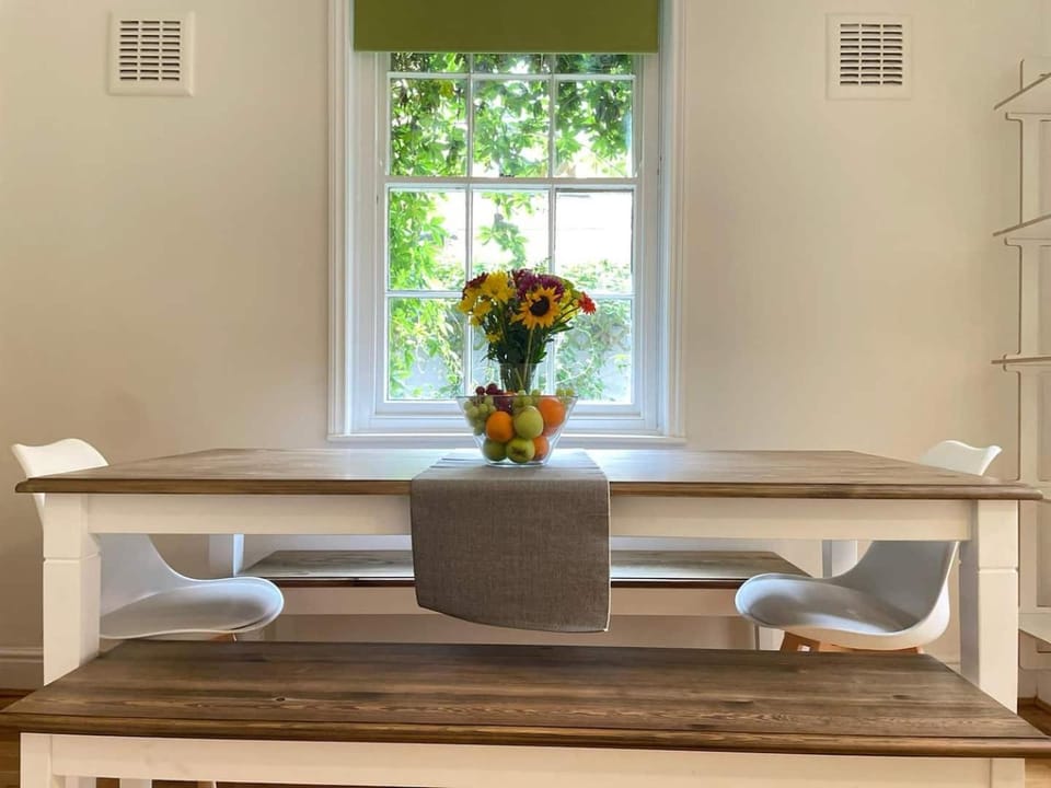 Spacious Victorian for 10 across Royal Infirmary House in Leicester