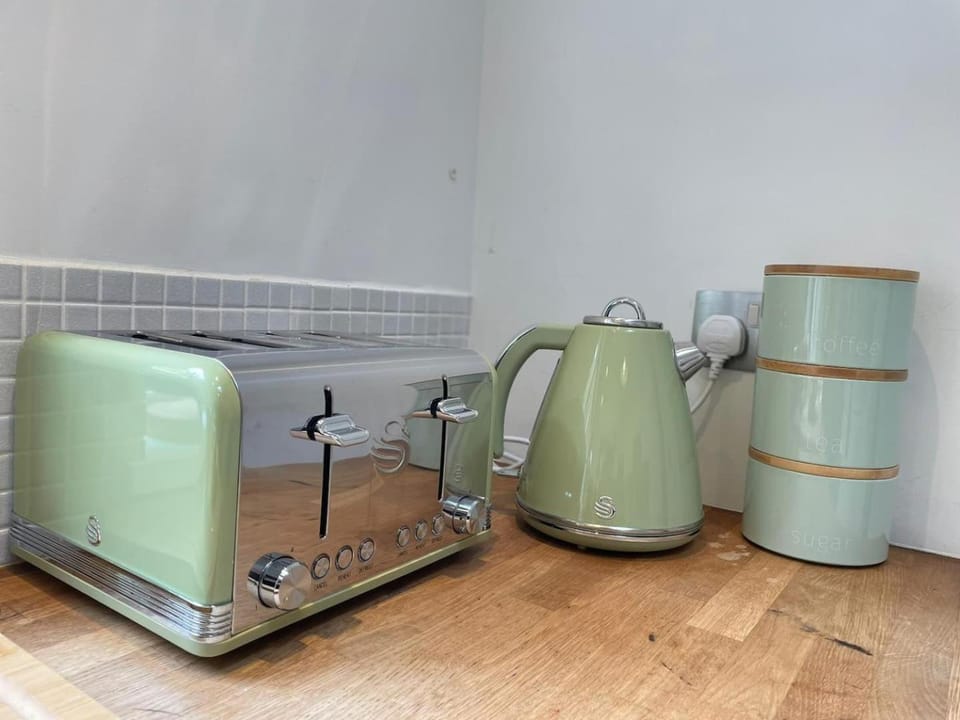 Spacious Victorian for 10 across Royal Infirmary House in Leicester