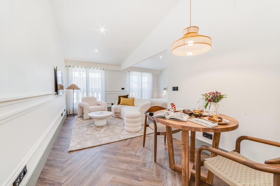 Living room, Seating area, Dining area, internet