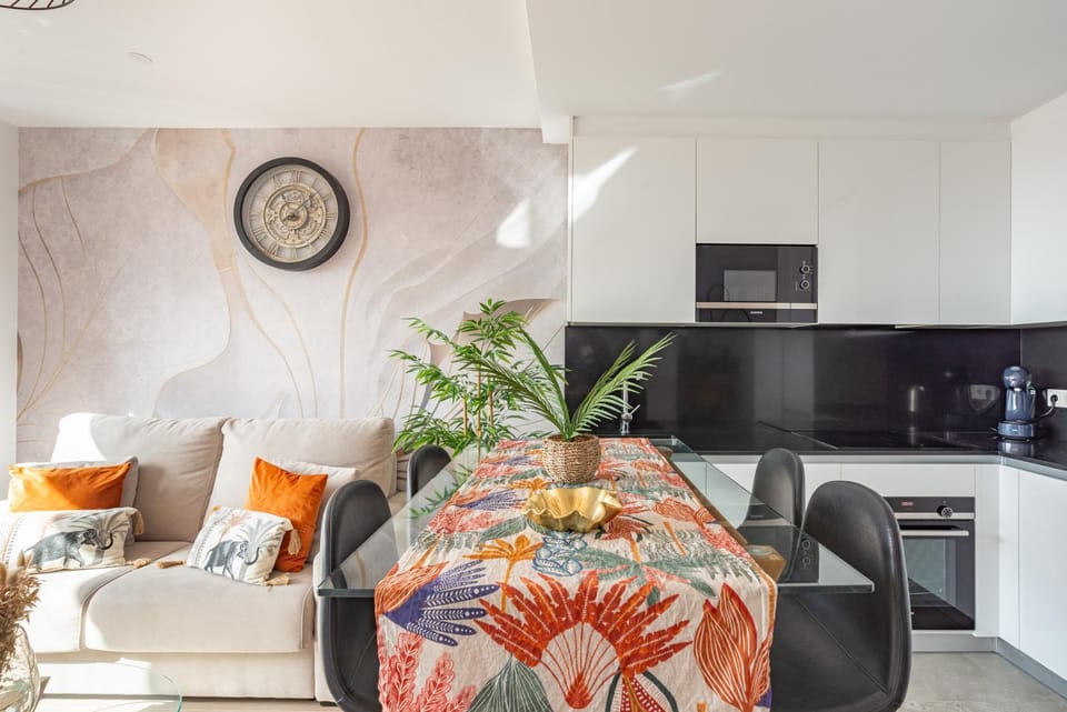TV and multimedia, Living room, Dining area, oven, stove, toaster