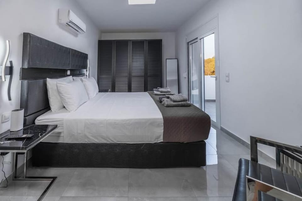 Bed, Photo of the whole room, Bedroom, air conditioner