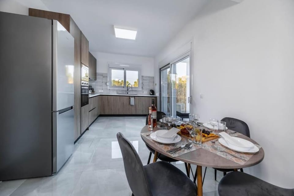 Kitchen or kitchenette, Food and drinks, Seating area, Dining area, Food, oven