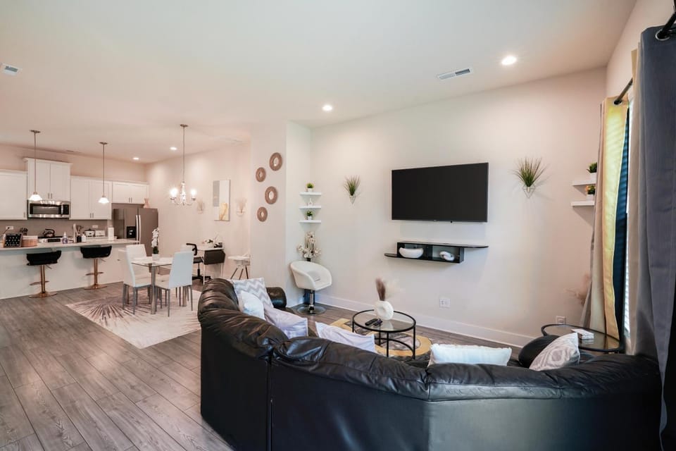 Communal lounge/ TV room, TV and multimedia, Kitchen or kitchenette, Living room, Seating area, Dining area, Evening entertainment