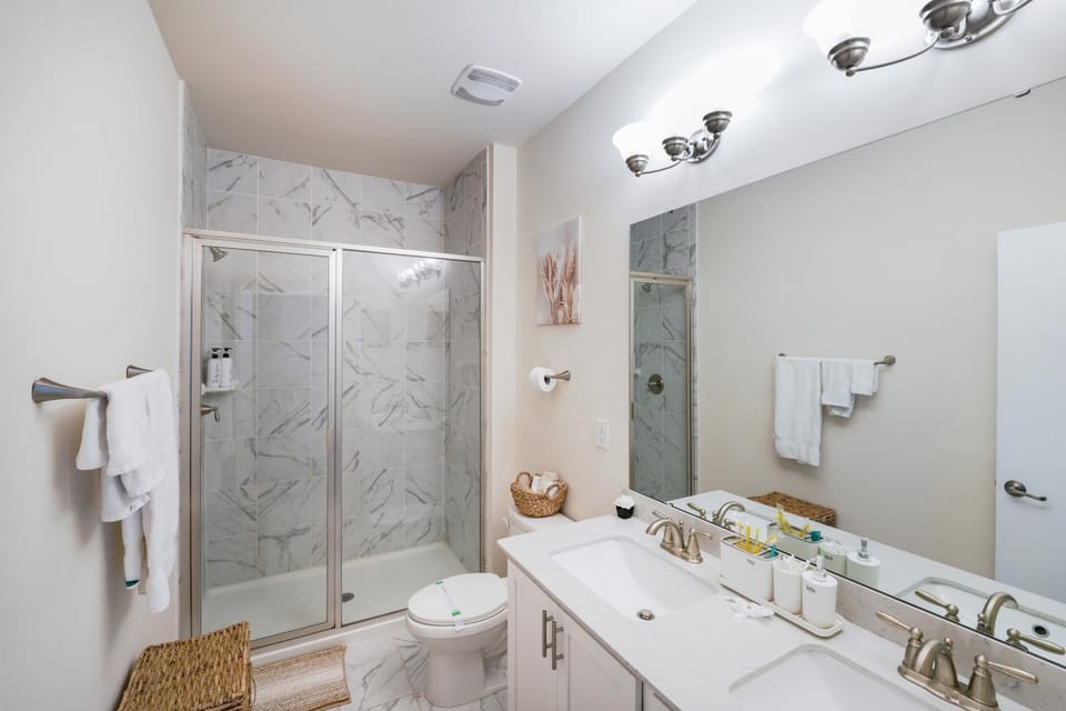 Shower, Toilet, Bathroom, towels