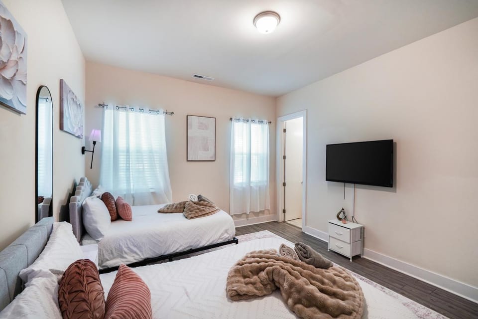 Bed, TV and multimedia, Photo of the whole room, Bedroom, towels
