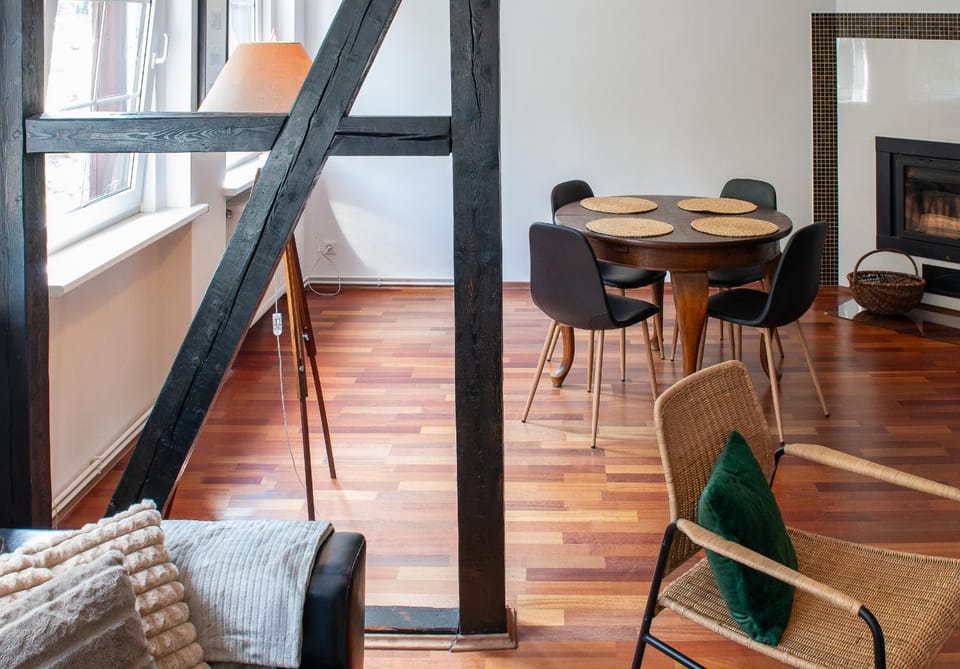 Dining area, fireplace