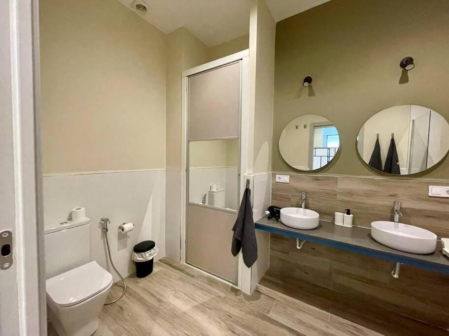 Toilet, Bathroom, bidet, towels
