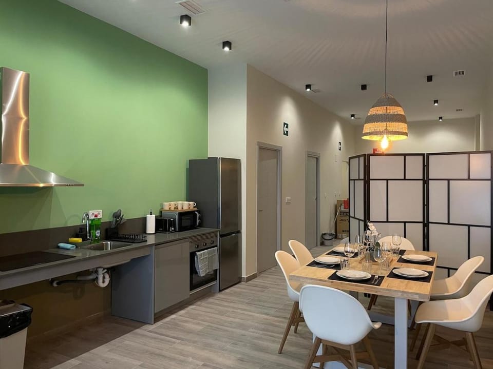 Coffee/tea facilities, Kitchen or kitchenette, Dining area, oven, stove