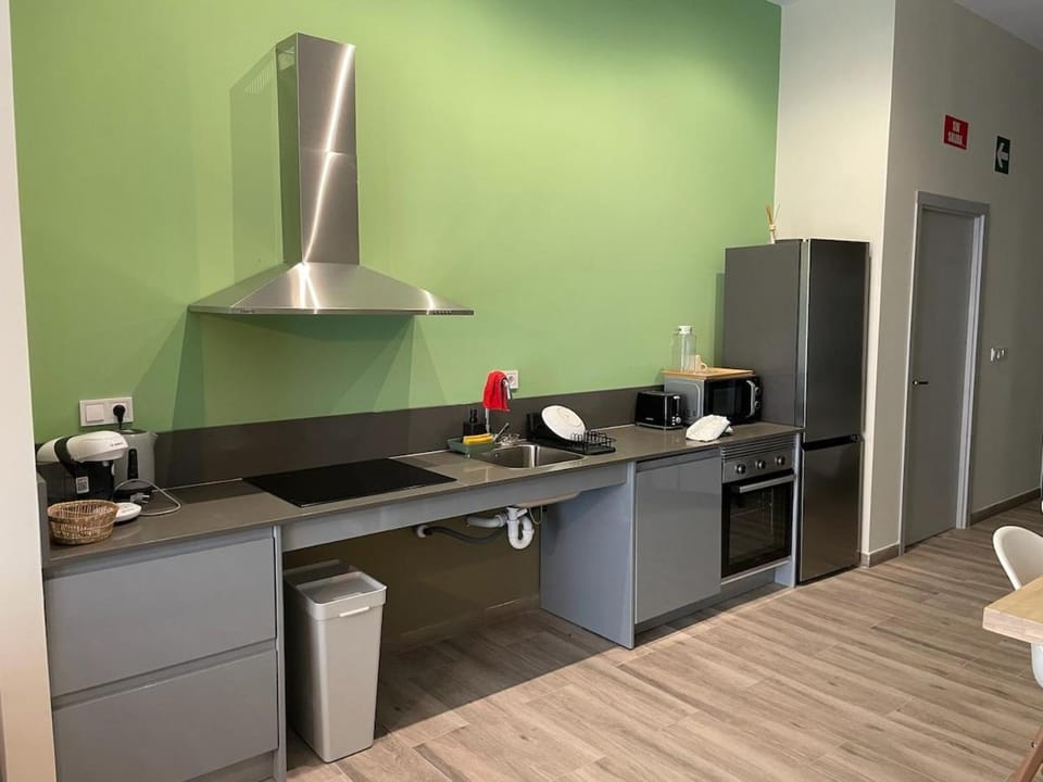 Coffee/tea facilities, Kitchen or kitchenette, oven, stove, toaster